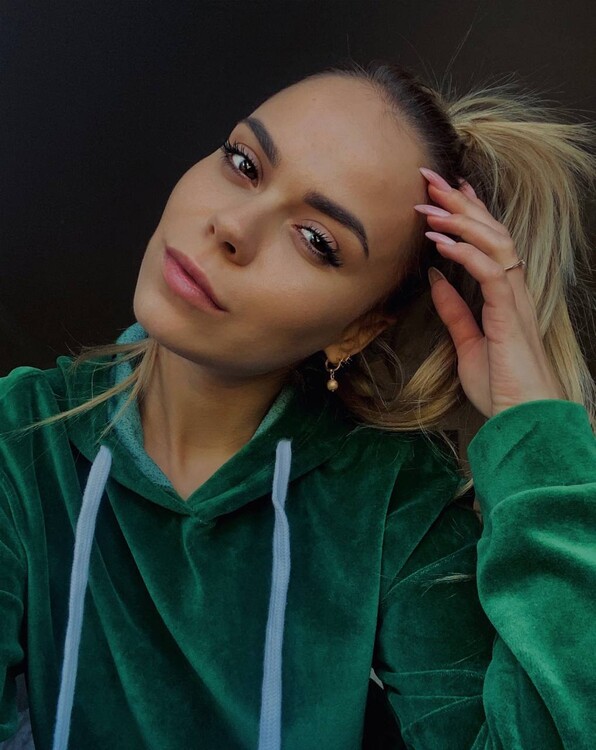 Viktoria international dating paris