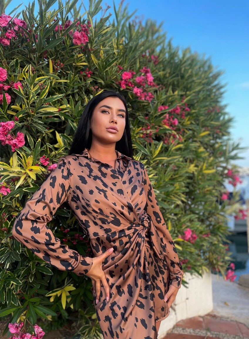 Julia an international dating site