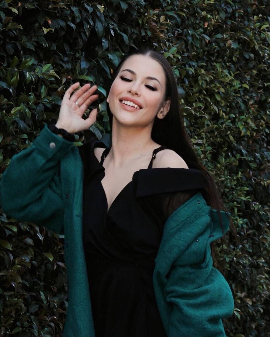 ANNA international kisses dating site