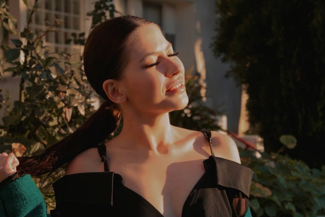 ANNA international kisses dating site