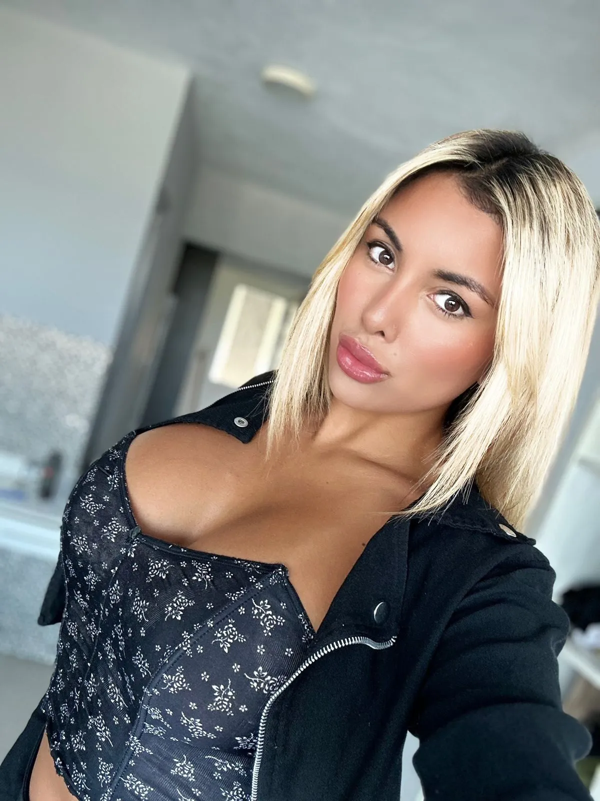 Alexia international dating pof