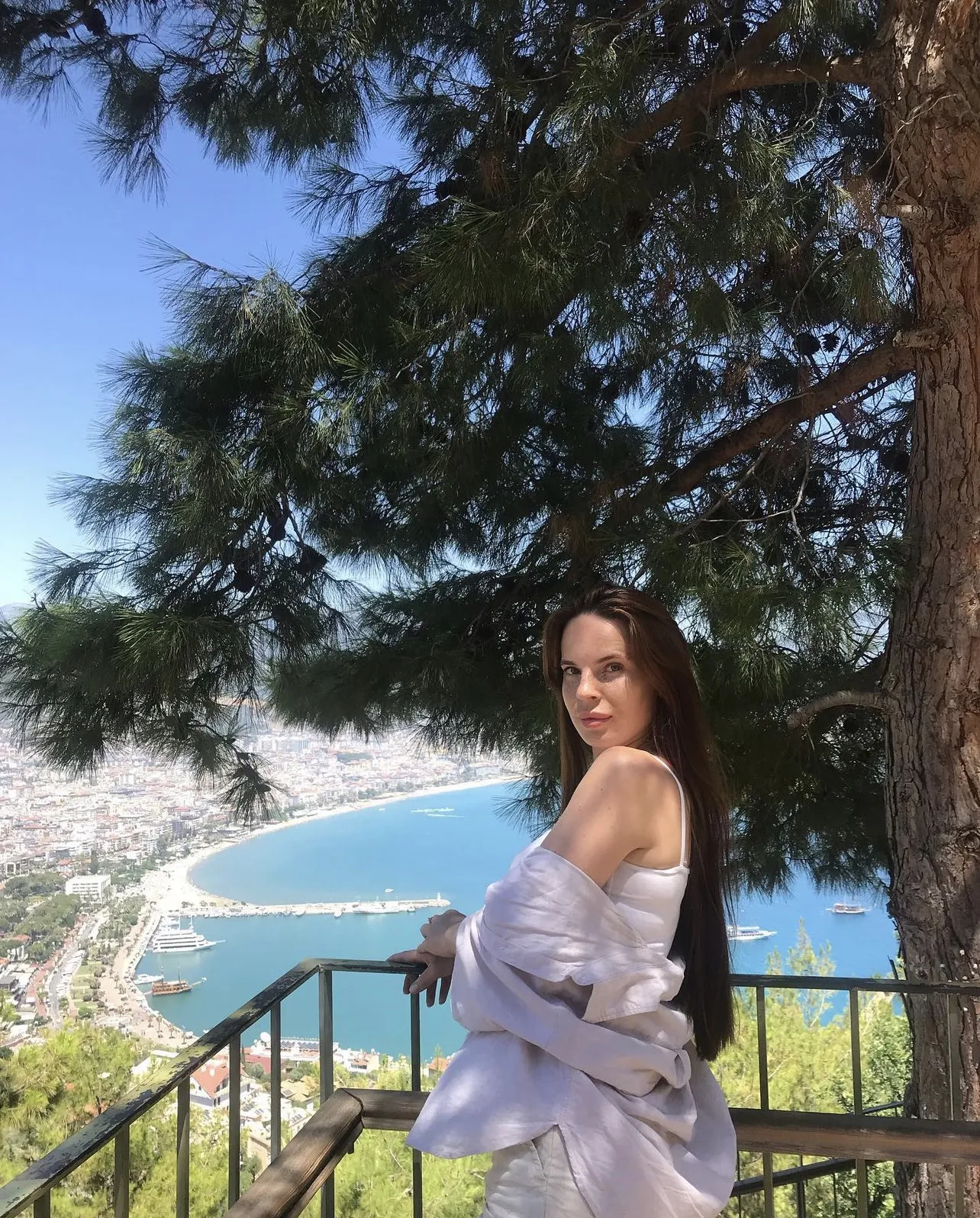 Elvira an international dating website